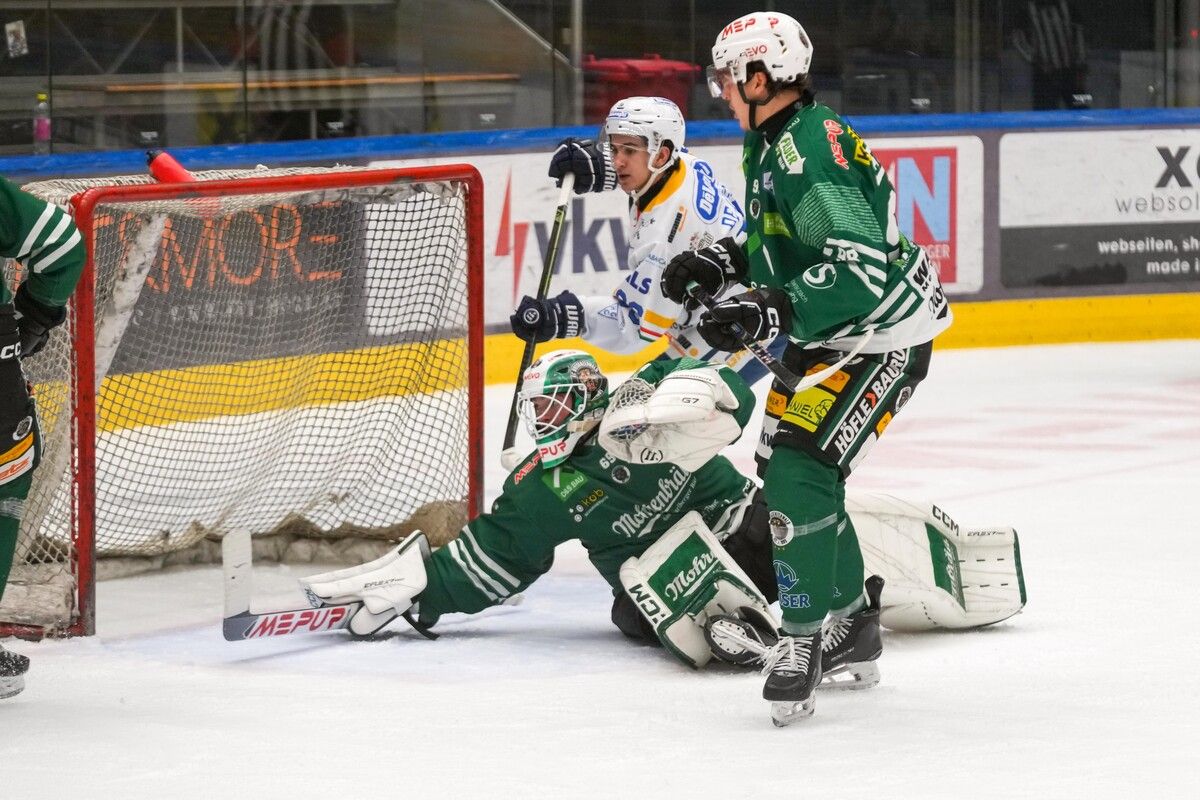ECB-Torhüter Lorenz Widhalm stand immer wieder im Mittelpunkt.⇒VN-Stiplovsek