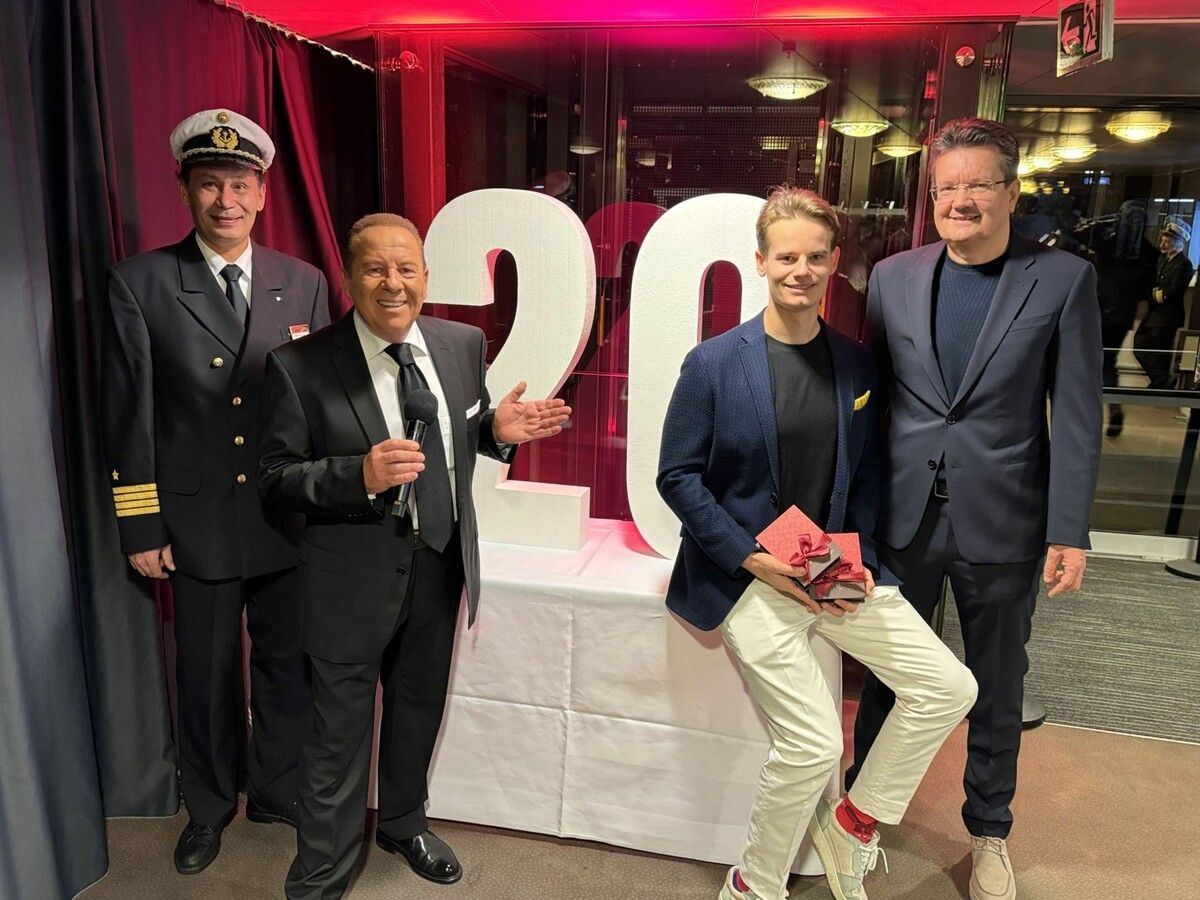 Eigentümer und Geschäftsführer Alexandro Rupp mit Sohn Nicolai, Kapitän Roger Bauer und „Botschafter des Bodensees“. Moderator Roberto Kalin bei der Jubiläumsfeier auf der Sonnenkönigin.⇒SIE