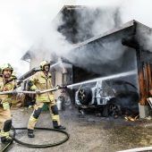 Brand in Carport griff auf Wohnhaus über