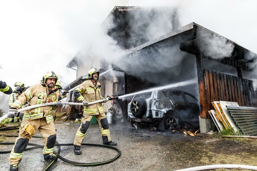 Ein Großaufgebot der Feuerwehr begann den Löschangriff. ⇒Bernd Hofmeister