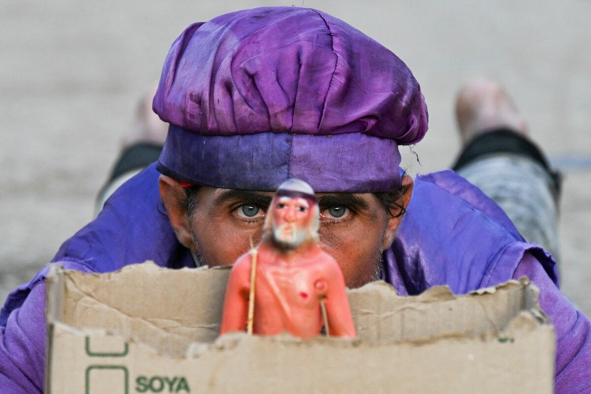 Ein Mann blickt bei einer Pilgerfahrt auf die Figur des Heiligen Lazarus in El Rincon auf Kuba.