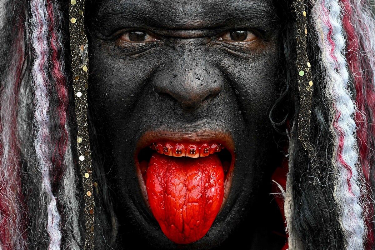 Ein Mann posiert für ein Porträt während der Feierlichkeiten zum „Tag der Unschuldigen Kinder“ in Caucagua im Bundesstaat Miranda in Venezuela. AFP