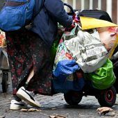 Obdachloser spendet Geld für Mütter