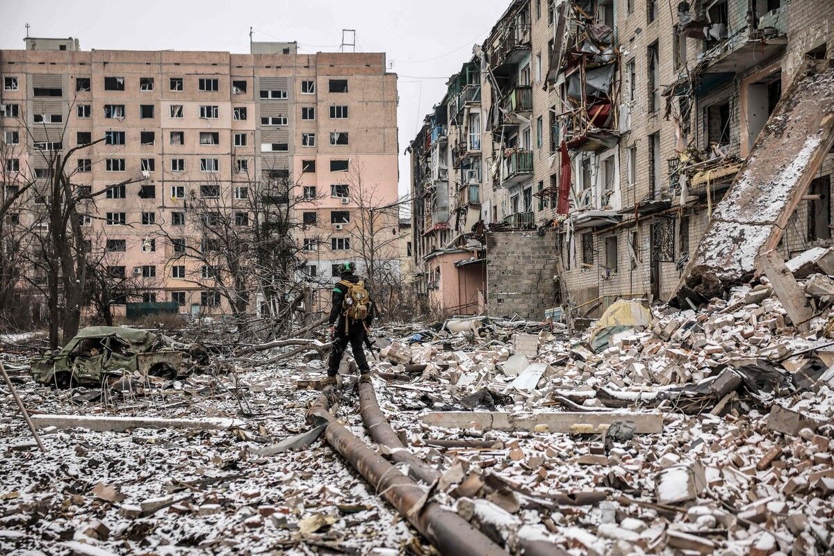 Ein ukrainischer Soldat inmitten der Trümmer eines schwer beschädigten Wohngebiets der Stadt Kostyantynivka in der Region Donezk. AFP (5)