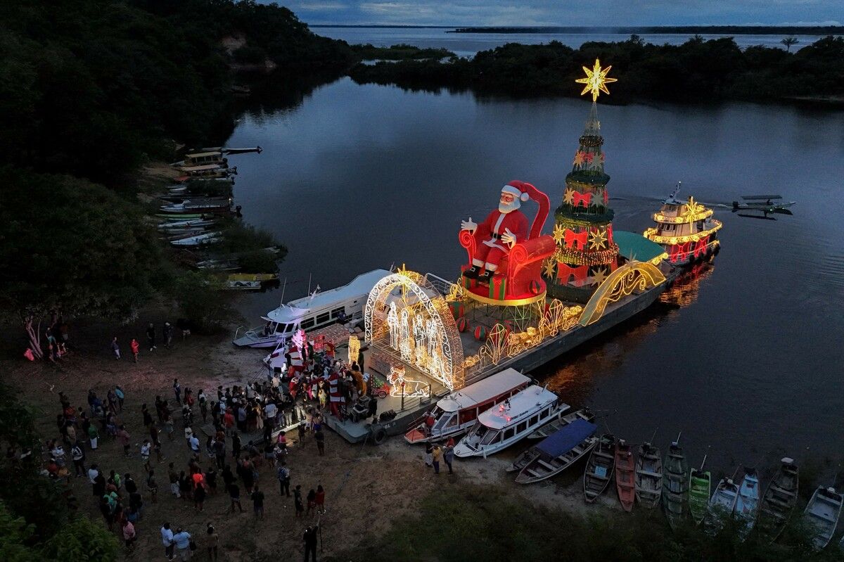 Eine festlich geschmückte Fähre bringt im Rahmen der Initiative „Ô Natal nas Águas“ Weihnachtsstimmung zu abgelegenen Flussgemeinden am Rio Negro im brasilianischen Amazonasgebiet. AFP (5)