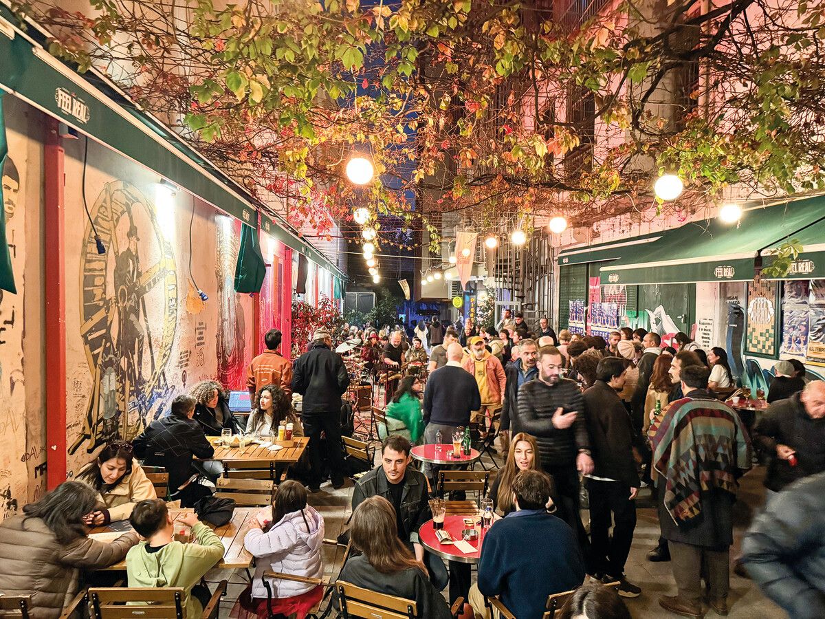 Eine Passage mit Blätterdach wird zum Szenelokal verwandelt.