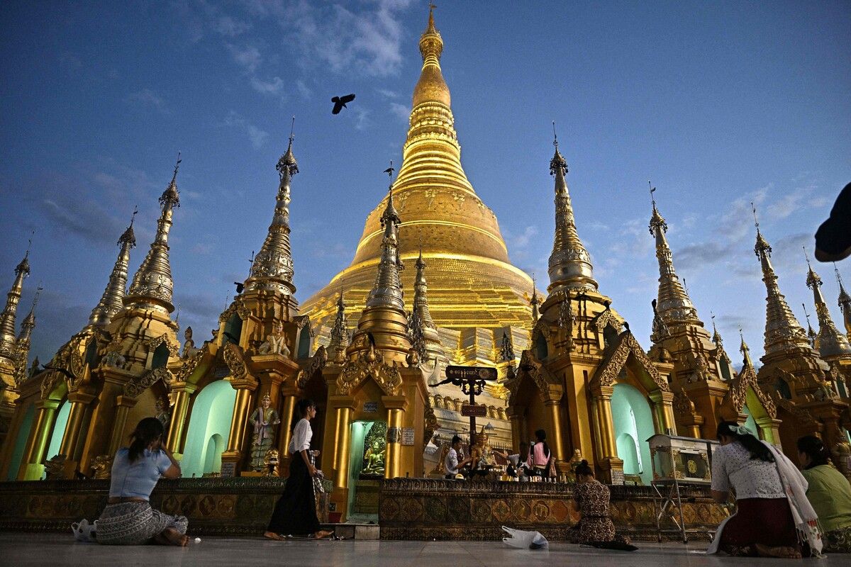 Einen Tag nach der ersten Phase der Parlamentswahlen in Myanmar, erwiesen Menschen der Shwedagon-Pagode in Yangon ihre Ehre. AFP