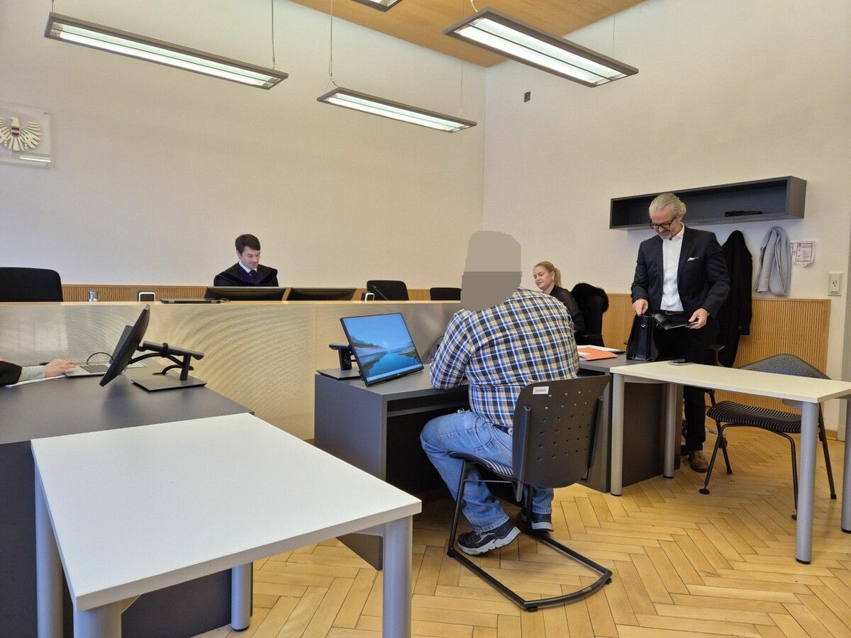 Einer der beiden Angeklagten bei der Verhandlung am Landesgericht Feldkirch. ⇒EC