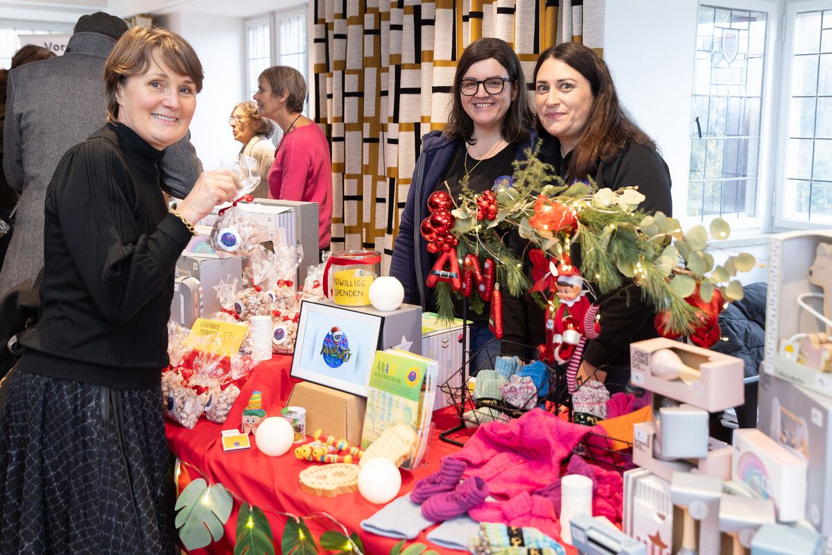 Einer der Verkaufsstände für gute Zwecke. ⇒Fototeam Digital