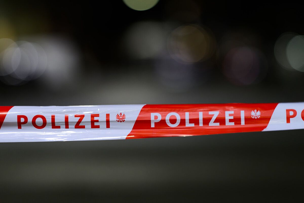 Einsatzkräfte nahmen beide Frauen nach den Messerangriffen fest.⇒Symbolbild/AFP