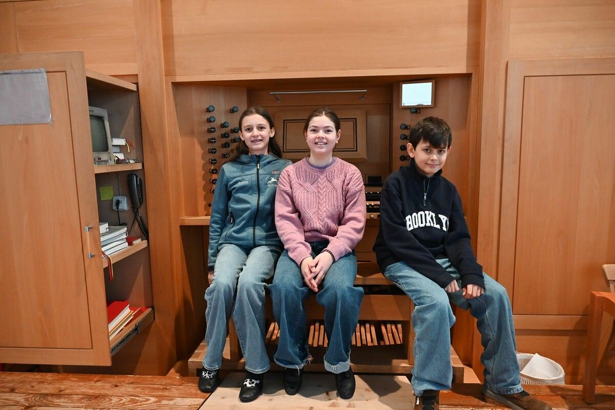 Emilia, Rosalinda und Konstantin haben den Adventgottesdienst am Sonntag in St. Peter und Paul musikalisch begleitet.⇒bvs(2)