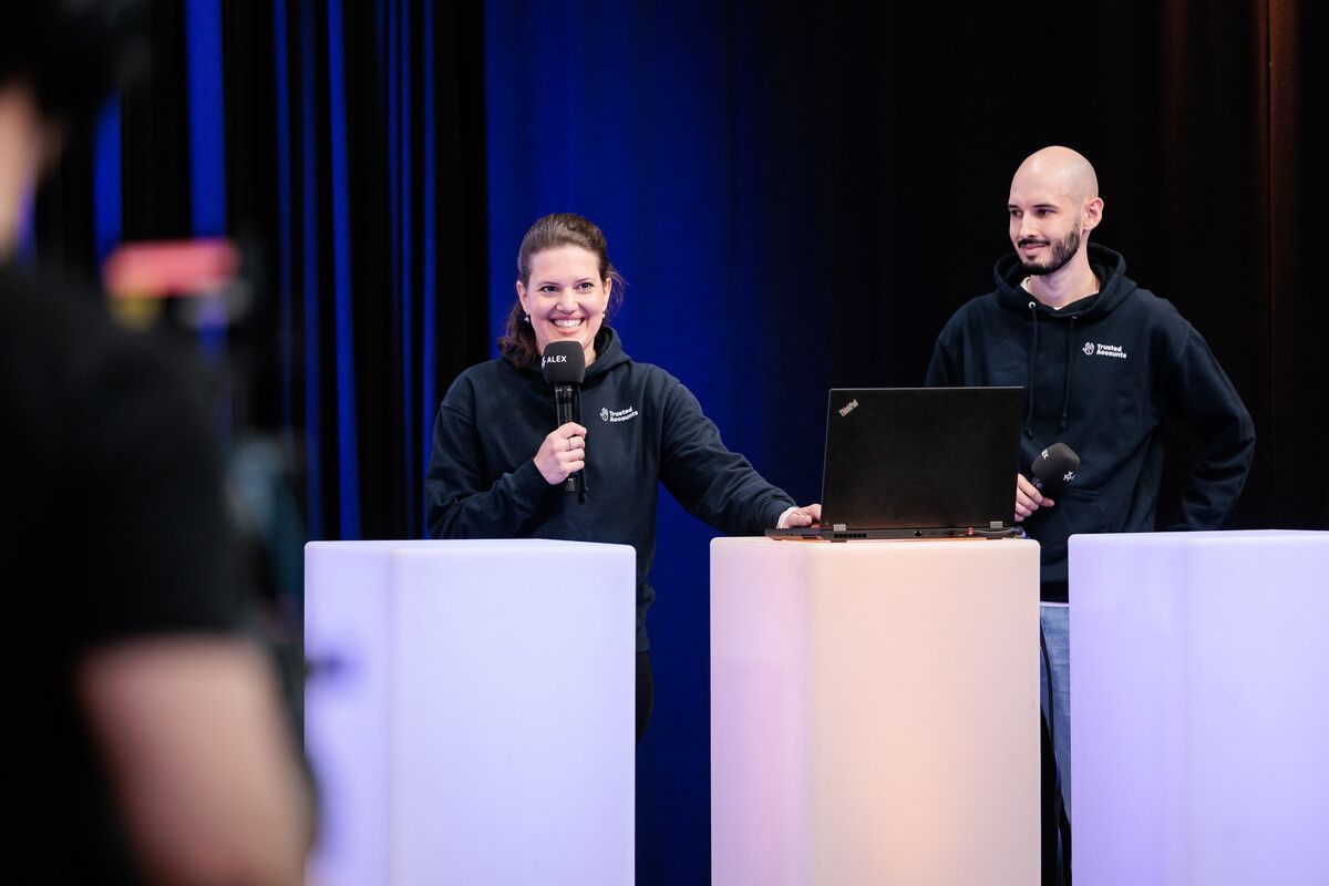 Eva Roth und Ludwig Thoma bei einem ihrer Pitches beim “Media Innovation Breakfast” vor laufender Kamera. ⇒⇒MIZ Babelsberg