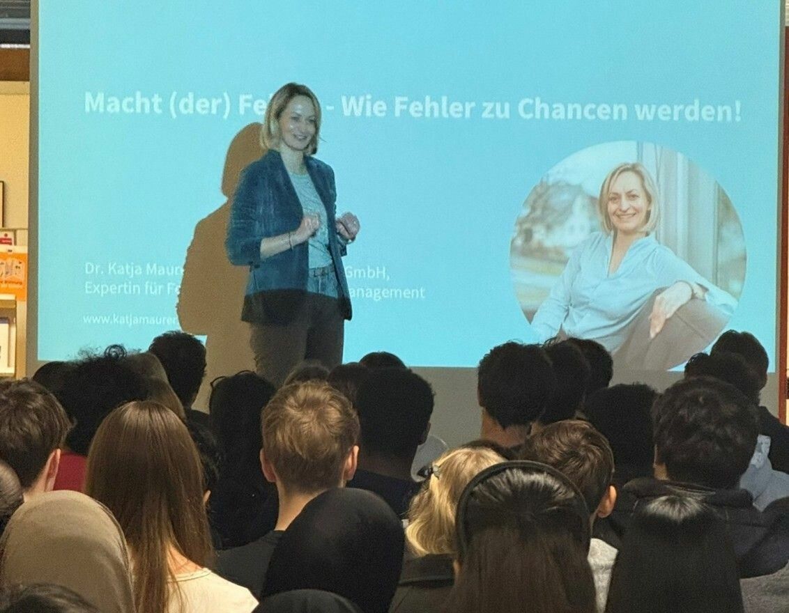 Expertin für Fehlerkultur, Dr. Katja Maurer, bei ihrer Keynote an der HAK/HAS Feldkirch.⇒⇒HAK Feldkirch