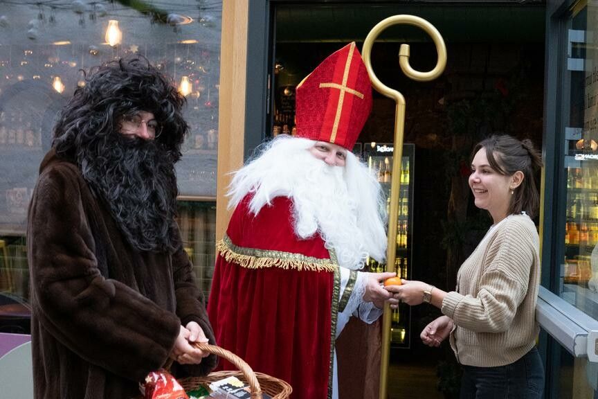 Fabian Jochum als Nikolaus und Corinna Peter als Knecht Ruprecht beschenken die Gemeinschaft in Feldkirch. ⇒VN/Serra