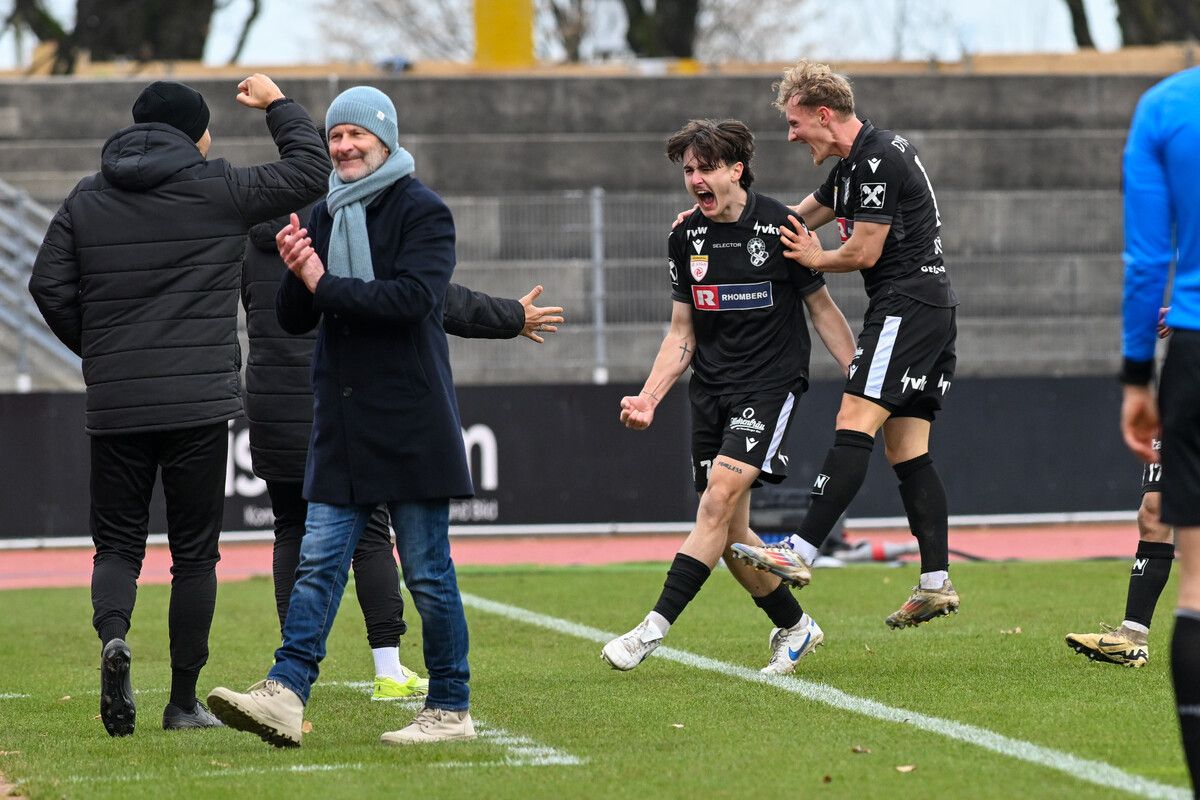 Fabian Stöber jubelt mit Jan Stefanon, der den Treffer zum 2:0 erzielte.⇒gepa