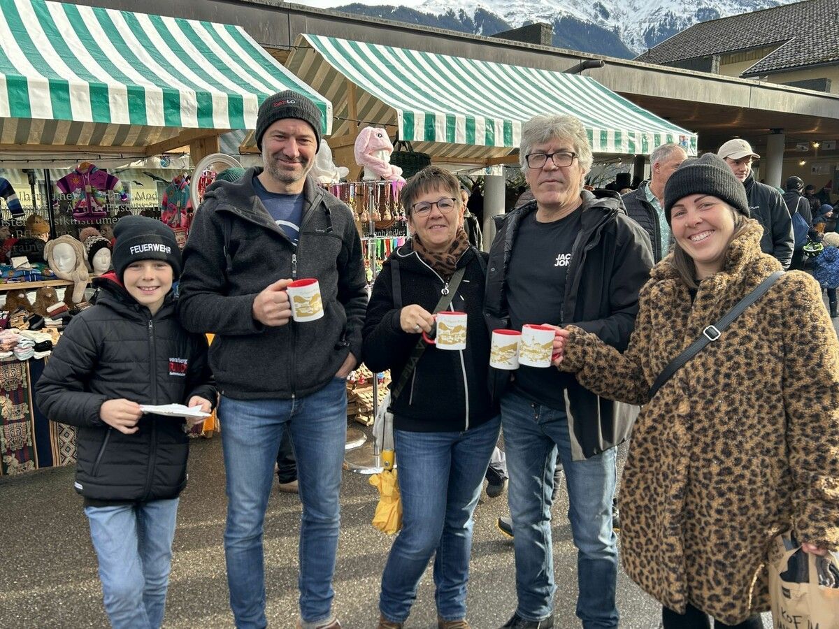 Familie Stocker und Familie Stemer genossen den Weihnachtsmarkt in Tschagguns.
