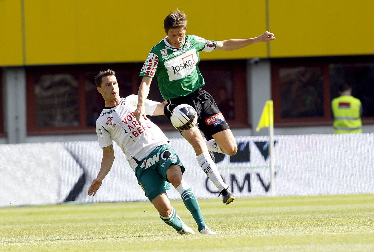 Felix Roth im Trikot von Austria Lustenau im ÖFB-Cupfinale 2011 im Zweikampf mit dem damaligen Ried-Abwehrspieler Oliver Glasner. ⇒Apa
