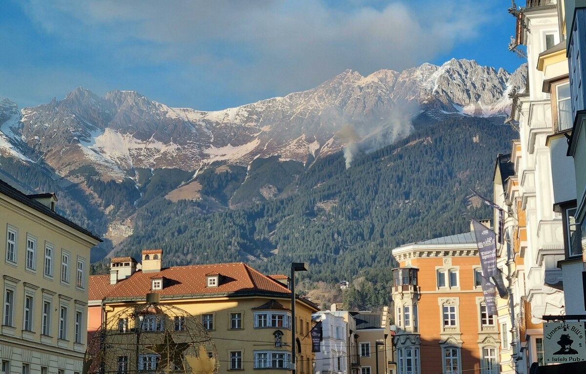 Feuerwehr und Hubschrauber sind nach dem Waldbrand auf der Innsbrucker Nordkette nach wie vor im Einsatz um zahlreiche Glutnester zu löschen. ⇒apa