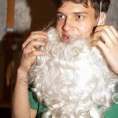 Ein Jung-Nikolaus bereitet sich auf seinen Einsatz vor. »A5