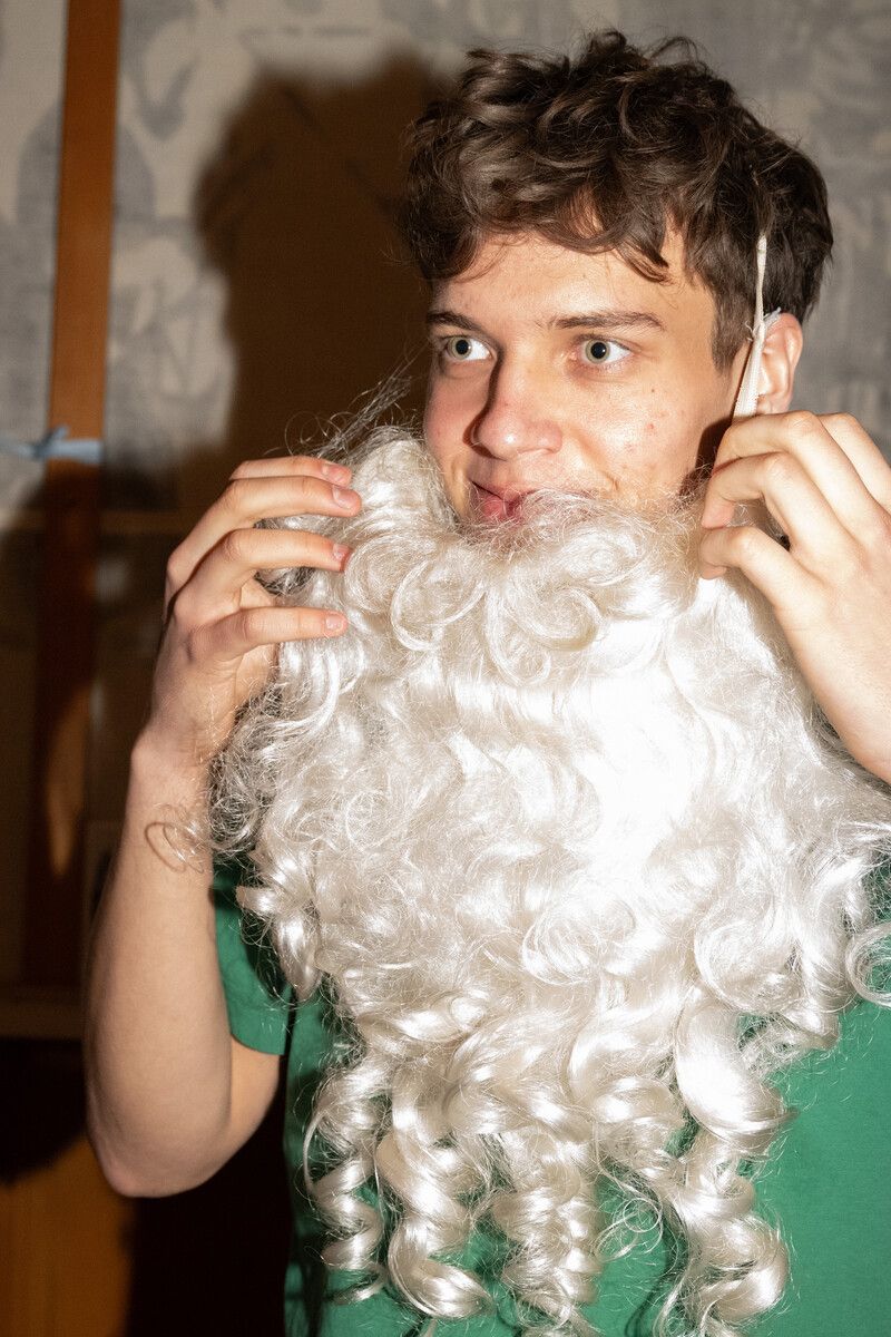 Ein Jung-Nikolaus bereitet sich auf seinen Einsatz vor. »A5