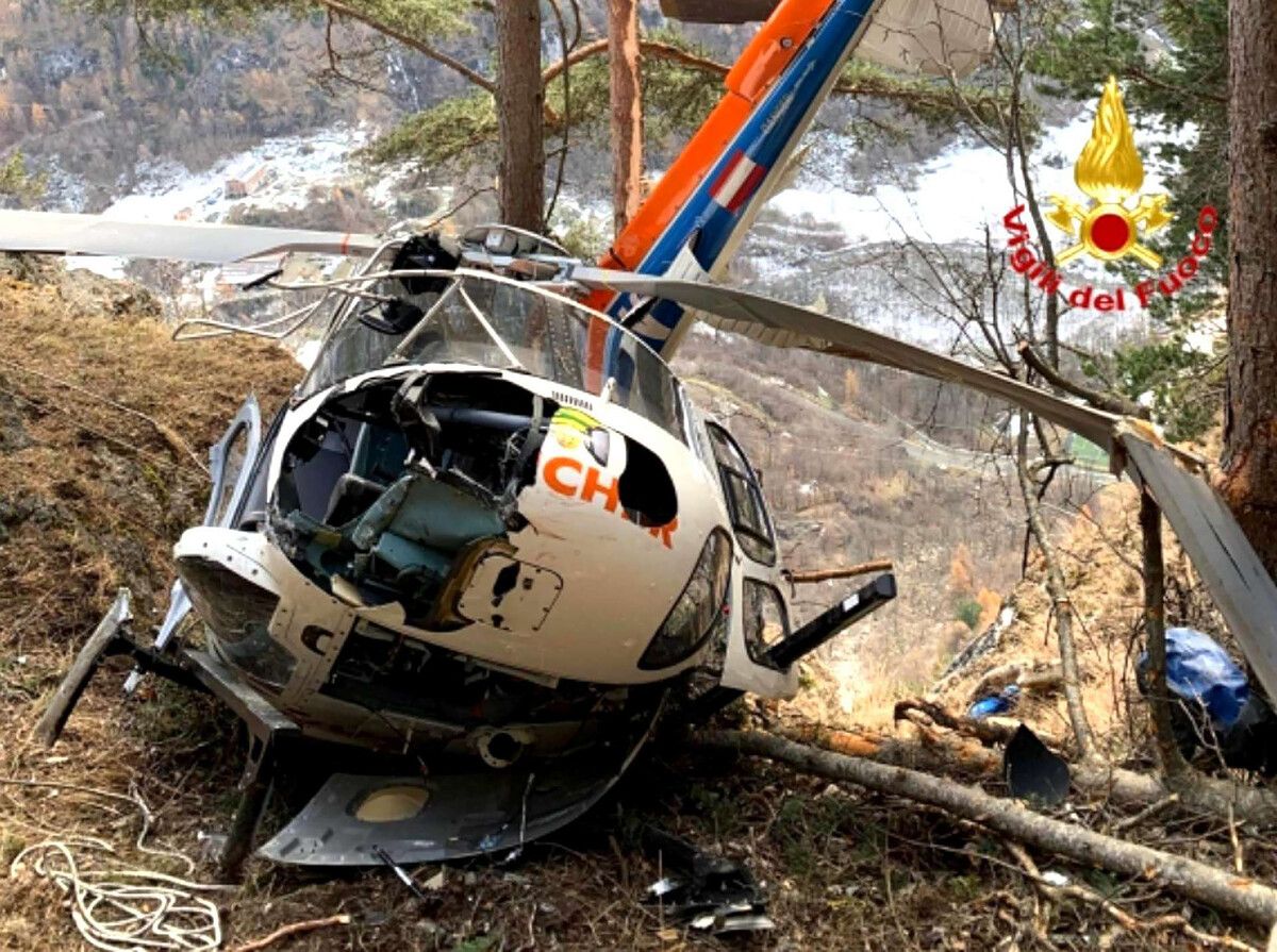Das Wrack des Wucher-Helikopters nach dem Absturz in der Gemeinde Lanzada.
              ⇒
              feuerwehr sondrio