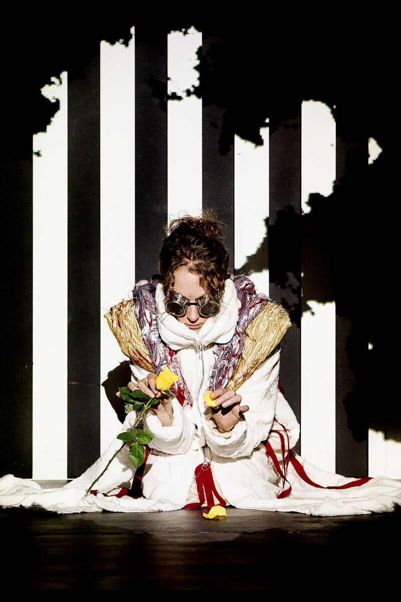 „Wetterfühlig“ zeigt einen Anti-Prinzen auf Sinnsuche in einer Welt voller Irrtümer. »D4