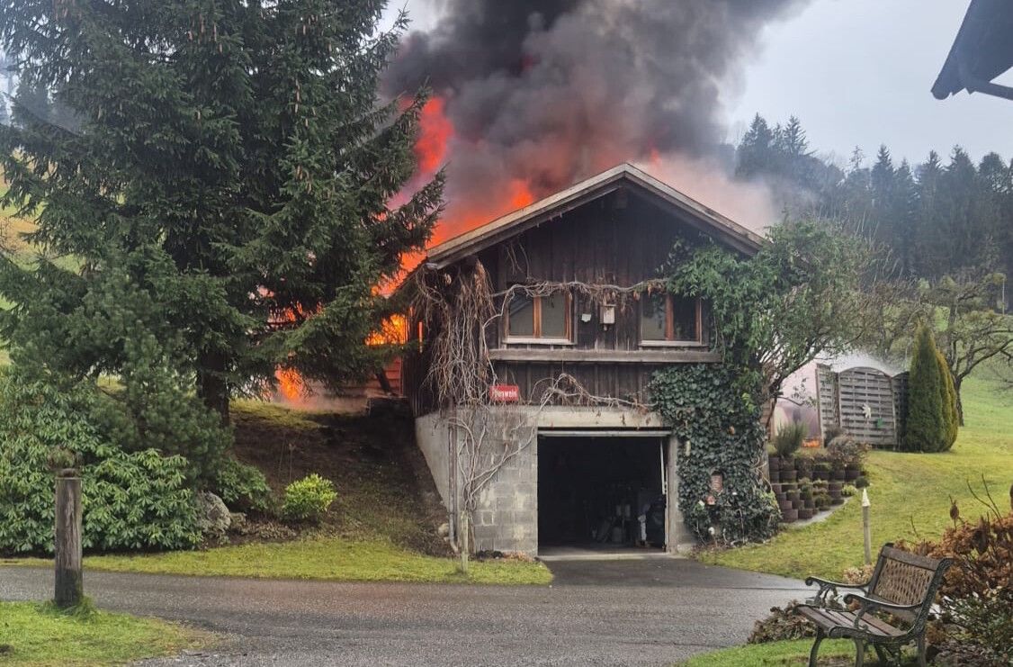Gartenhaus in Flammen