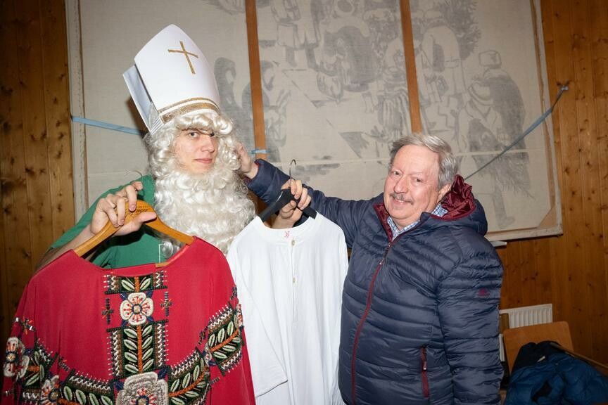 Finn Kremmel bei der Anprobe seines Nikolausgewandes gemeinsam mit seinem Mentor Günter Grabher. ⇒VN/Serra