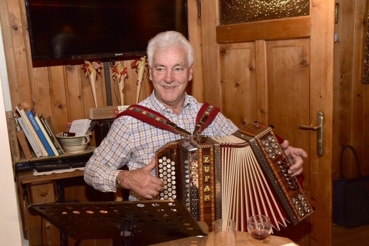 Franz Saler begleitete die Adventfeier im Montafoner Bergbaumuseum musikalisch mit der Ziehharmonika.
