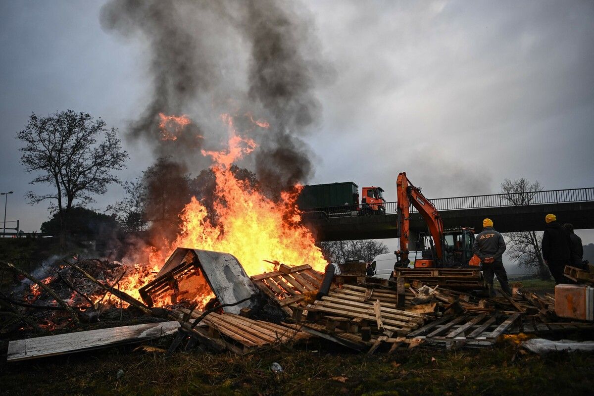 Französische Bauern versammeln sich bei einer Blockade an der Autobahn A63 in Gironde in Südwestfrankreich um gegen Keulungsvorschriften der Regierung zu protestieren.