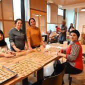 Weihnachtsbäckerei verbindet Frauen