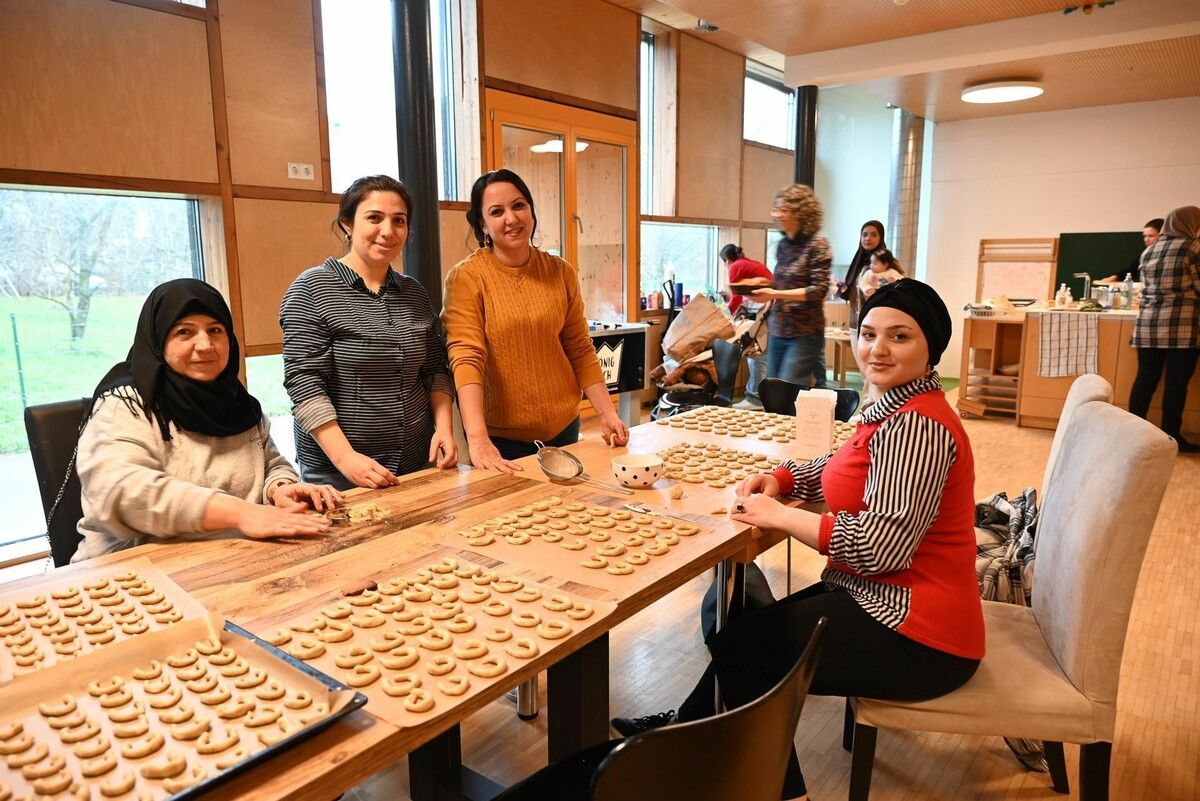 Frauen aus der Hannes-Grabher-Siedlung und der Frauenaktivgruppe trafen sich zum gemeinsamen Keksebacken. ⇒bvs