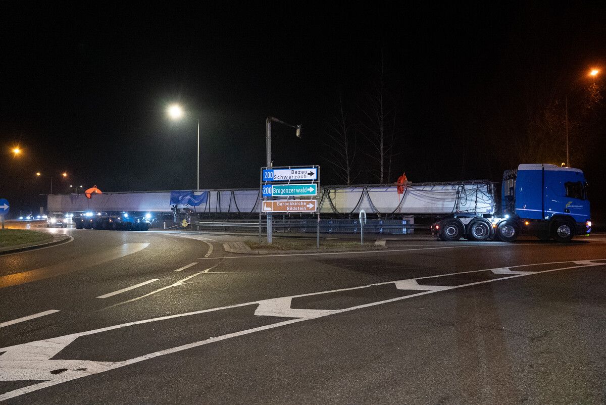 Für den Doppelmayr-Transport von Wolfurt ins Dornbirner Industriegebiet Nord musste die Straße kurzfristig gesperrt werden. ⇒Fa