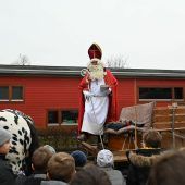 Nikolaus fährt mit Pferdekutsche vor