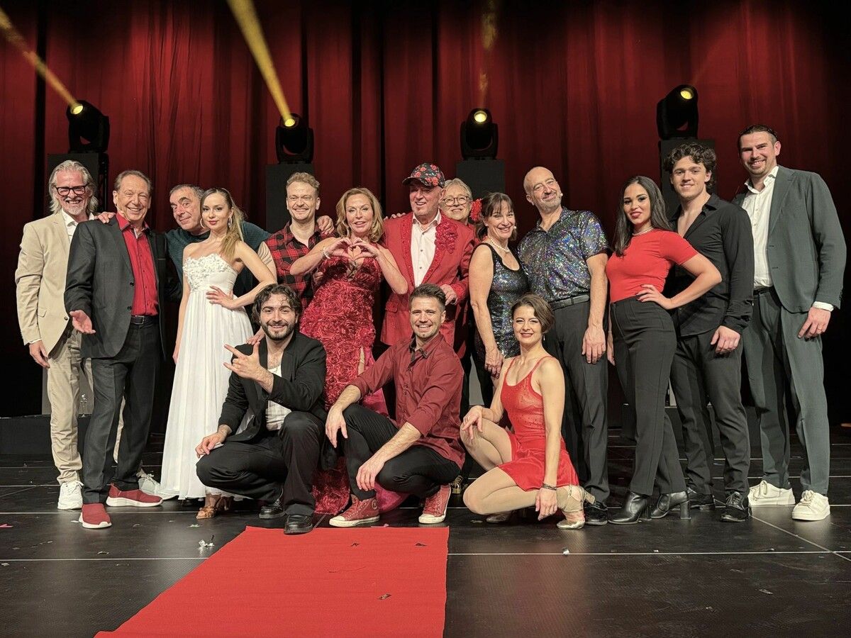 Gastgeber Catrin und Heinz Wendel mit Sammy Tavalis, Lukas Buttazoni und Reiner Krohnfoth sowie den Künstlern beim großen Finale.⇒Sigrid Juen