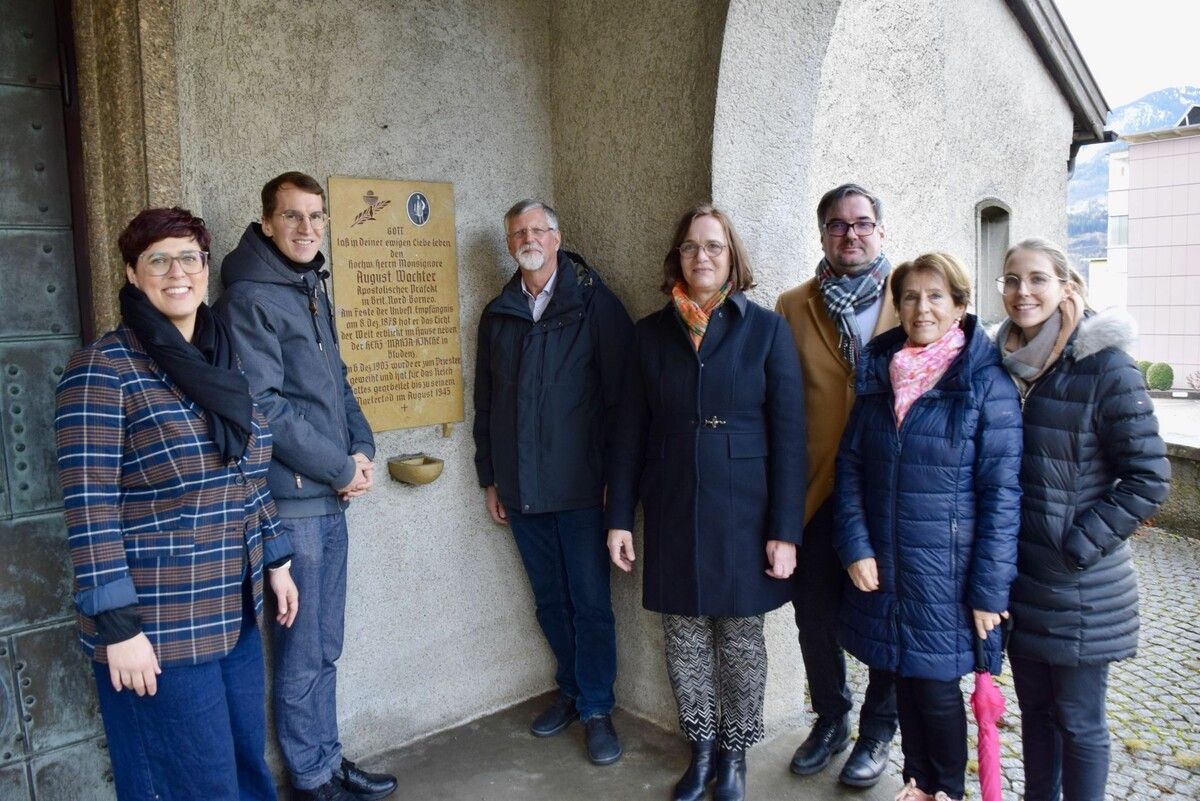 Gemeindeleiterin Sabrina Wachter (Pfarre Herz-Mariae), Kaplan Jakob Geier, Othmar Kraft, Gertrud Burtscher vom Pfarrgemeinderat, Historiker Christof Thöny sowie Rosemarie Kraft mit Tochter Claudia.⇒sco (2)