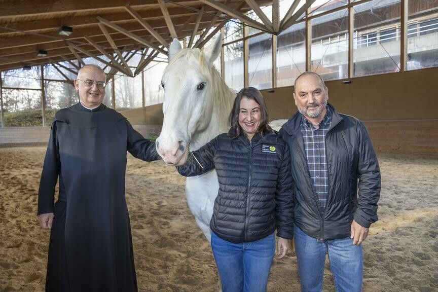 Gemeinsam für Familien in Not: Propst Martin Werlen, Susanne Marosch (Geben für Leben) und Anton „Husky Toni“ Kuttner – im Foto mit Herdenchef Hans – bündeln ihre Kräfte.