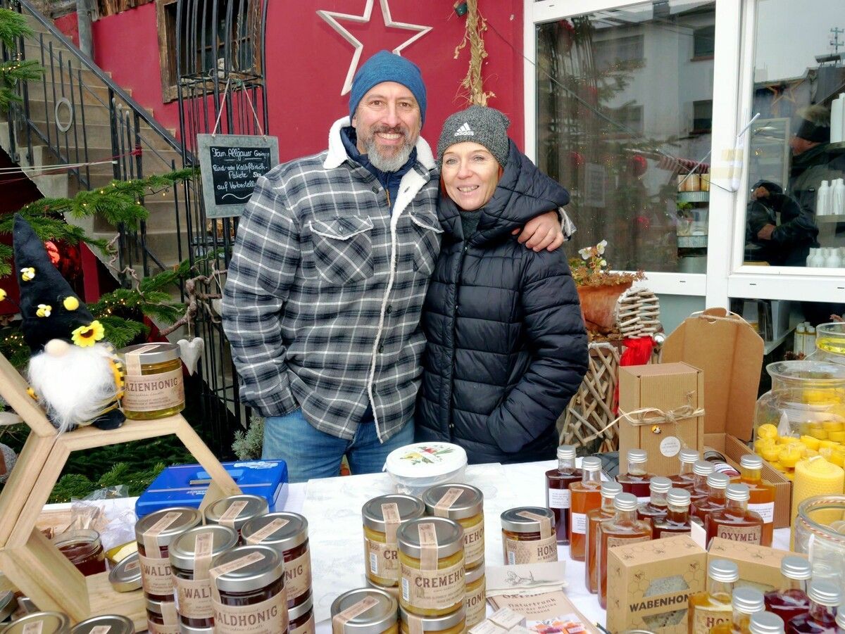 Gerd Winkler und Sabine Peter präsentierten Honig, Bienenwachskerzen und Räucherware.⇒HE (2)