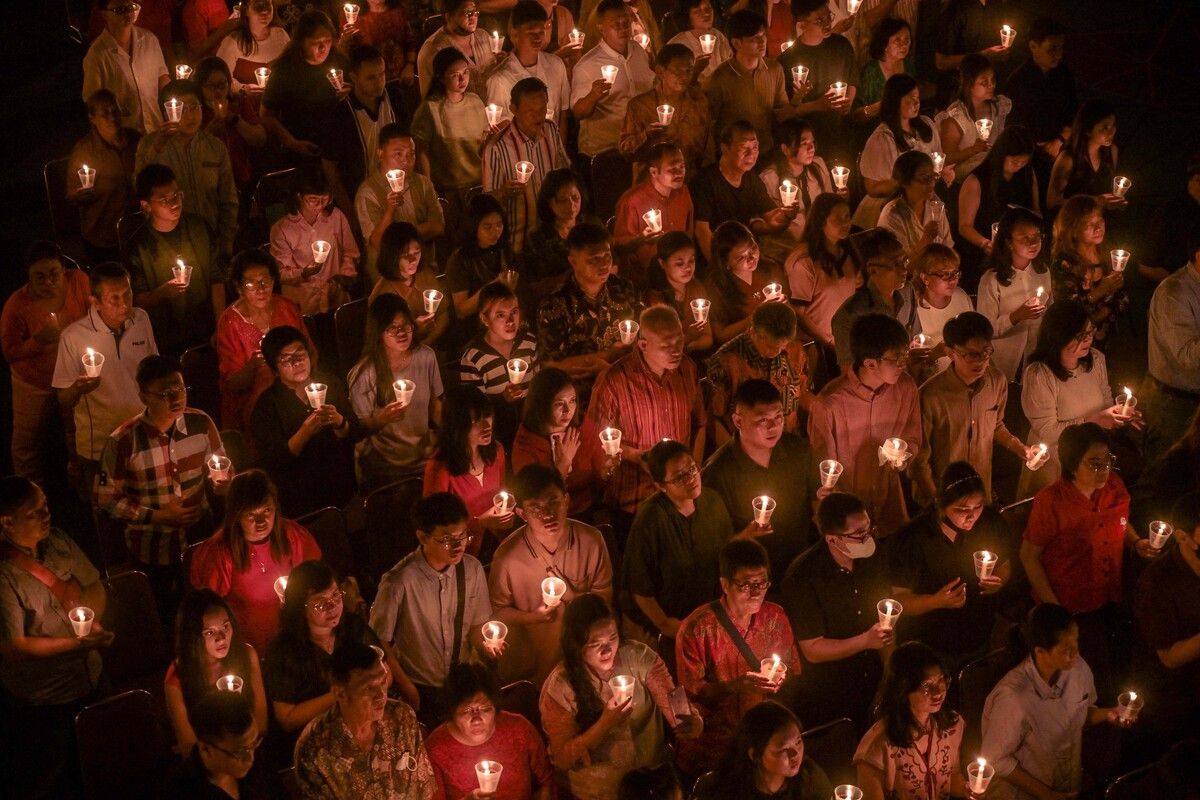 Gläubige entzünden während eines christlichen Weihnachtsgottesdienstes in der Bethanienkirche in Surabaya in Indonesien Kerzen. AFP (5)