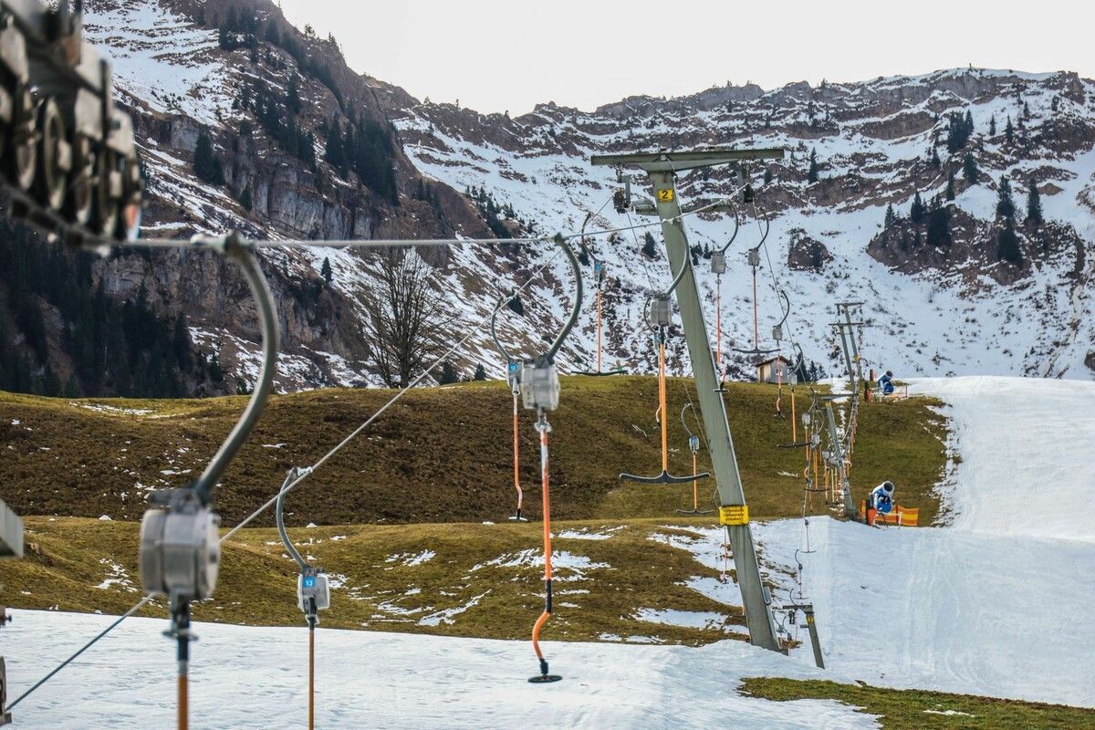 Grüne Hänge mit nur noch schmalen weißen Schneestreifen prägen zunehmend das Bild der Winterskigebiete in Vorarlberg. ⇒VN/Steurer
