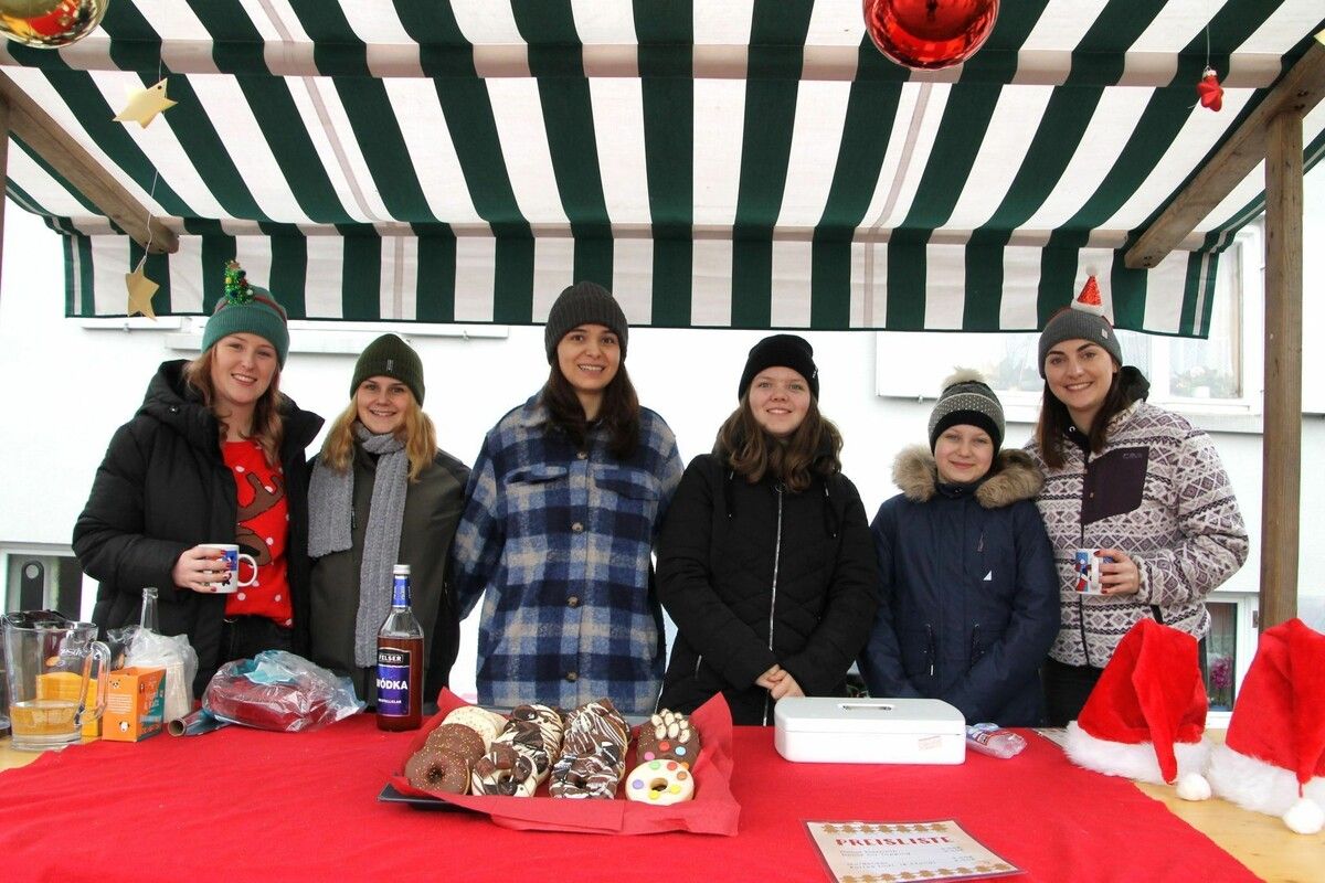 Gute Stimmung bei der Abordnung der Damen- und Teenygarde der Fasnatzunft Buch.⇒mst (4)