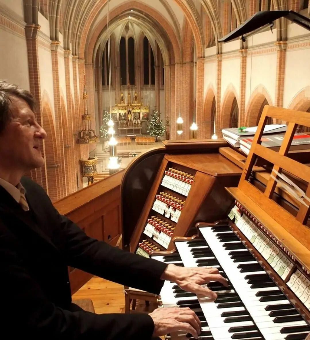 Helmut Binder ist der langjährige Organist von Herz Jesu.      ⇒herz jesu