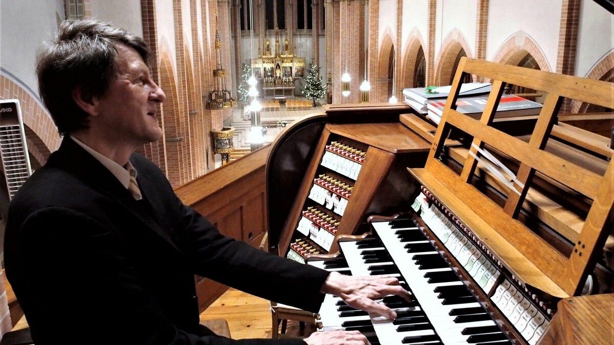 Helmut Binder spielt an der Behmann-Orgel.