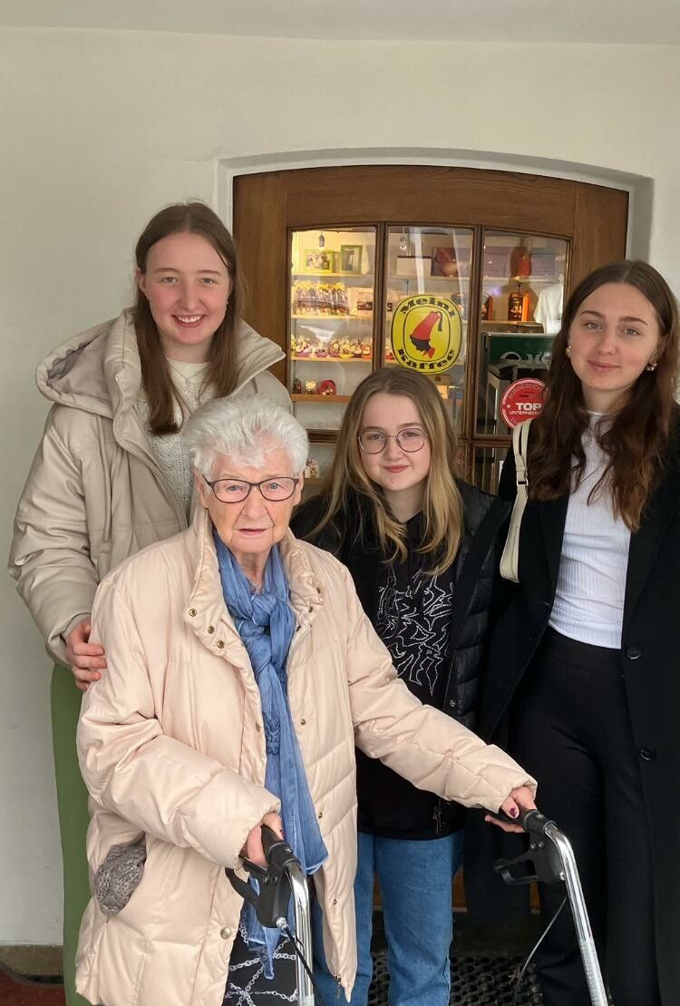 Herlinde vor dem Eingang zur Bäckerei mit ihren Enkelinnen Amelie, Lilli und Leonie (v. l. n. r.).