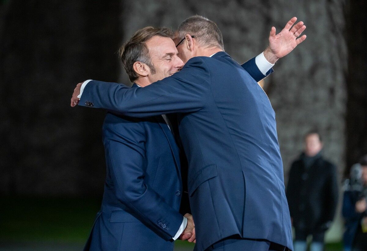 Herzliche Begrüßung zwischen dem deutschen Bundeskanzler Friedrich Merz und Frankreichs Präsident Emmanuel Macron.