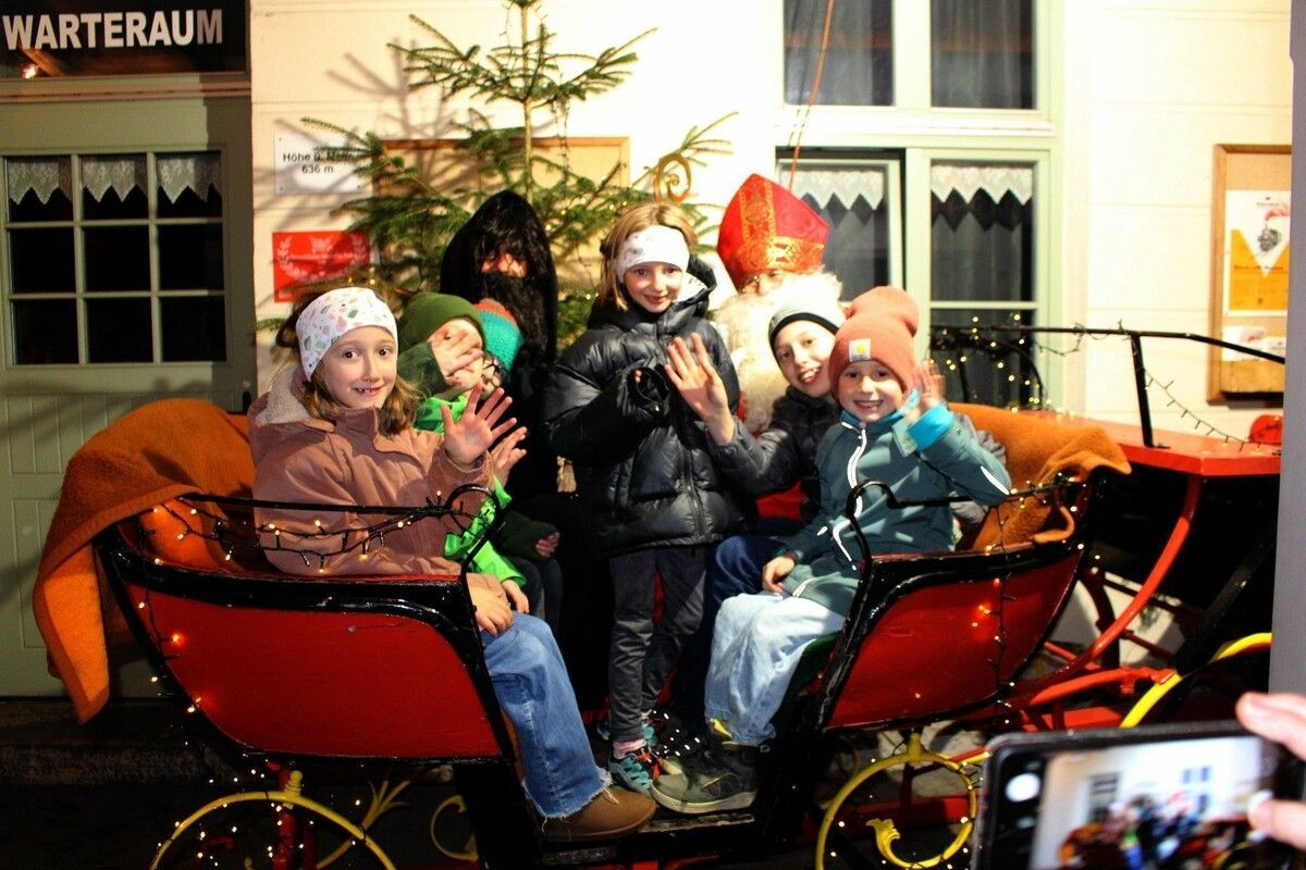 Highlight für die Kids: das Foto-Shooting mit Nikolaus und Knecht Ruprecht auf der Kutsche im Bahnhof Schwarzenberg. ⇒stp (2)
