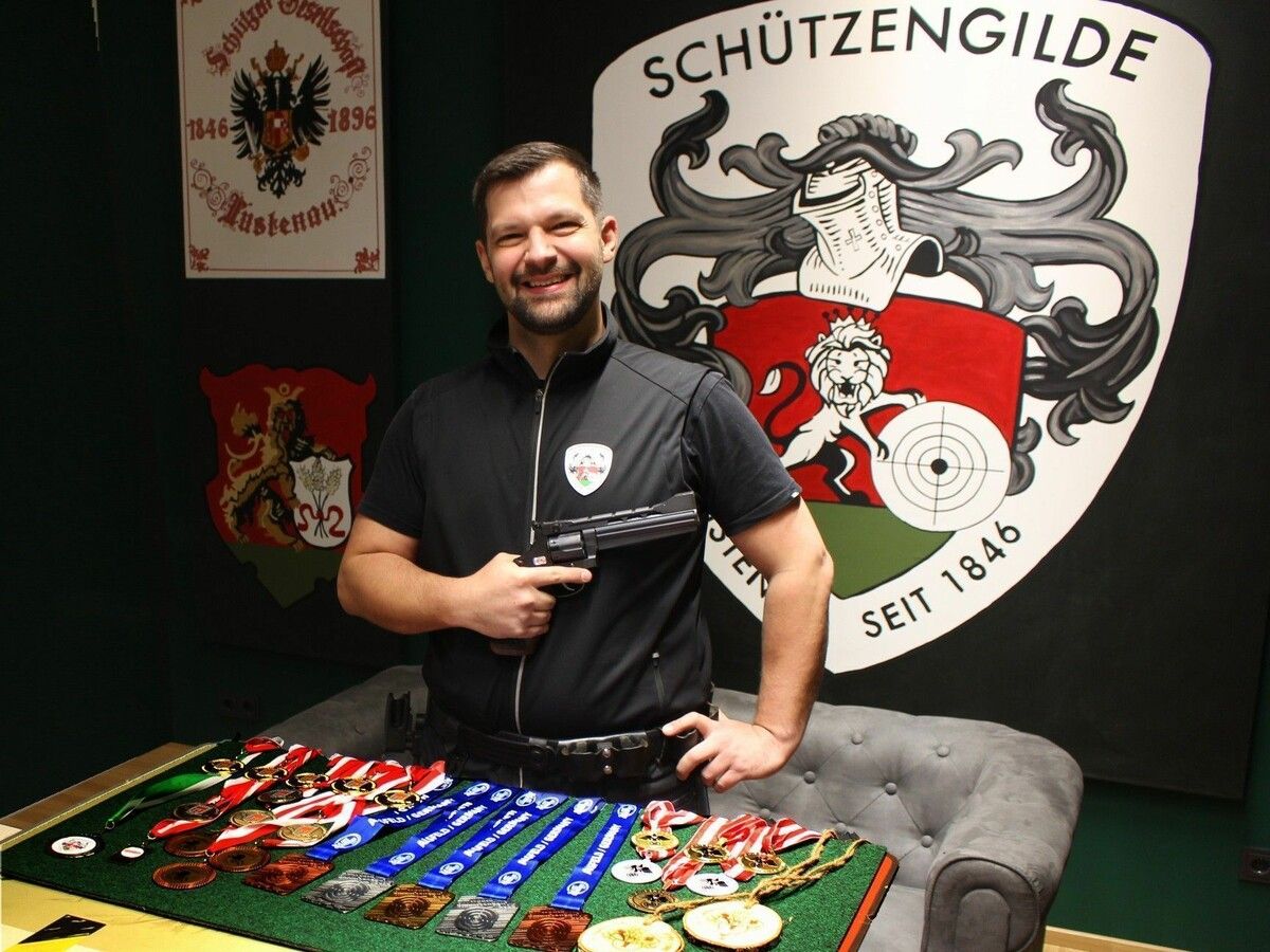 Hinter der Medaillensammlung steckt viel Ehrgeiz, Training und akribisches Tüfteln: „Die rund 15.000 Schuss Munition, die in einem Jahr verschossen werden, stellen wir selbst her und testen sie ganz genau“, erklärt Mario Bentele.⇒Peter Strauss