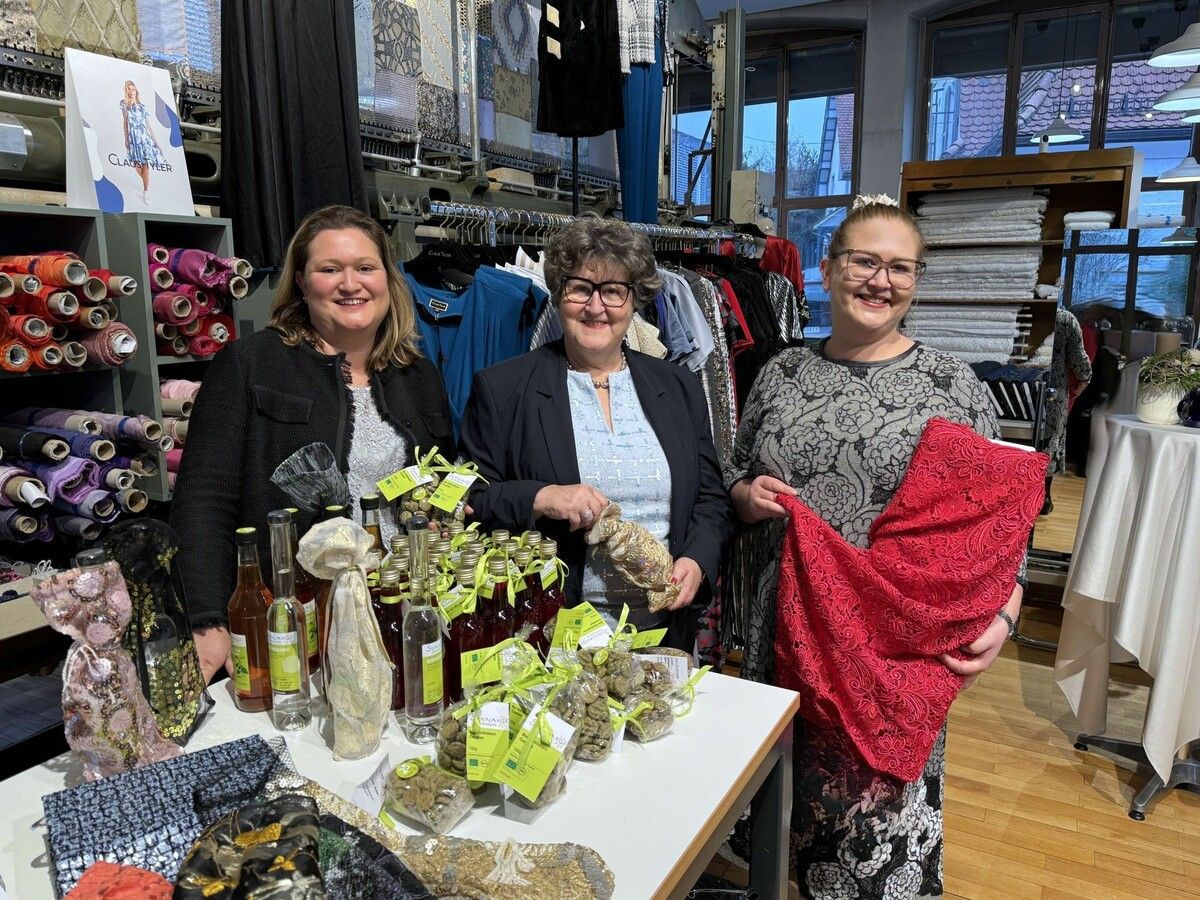 Hoferhecht Seniorchefin Selma Grabher (Mitte), Claudia Debernardi (Einkauf) und Geschäftsführerin Verena Grabher beim ersten Adventnachmittag in der Stickerei-Boutique.⇒Sigrid Juen