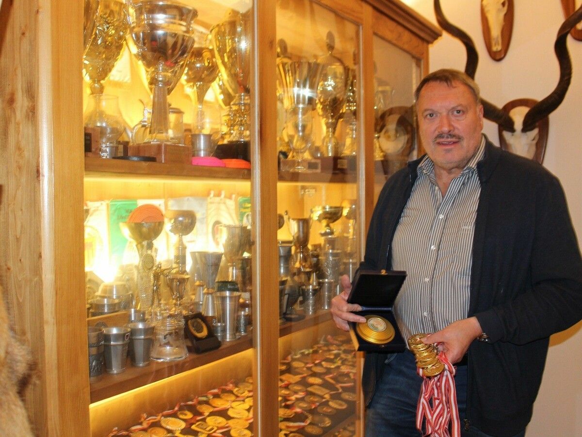 „Ich habe für die Medaillen von 2024 und 2025 noch keinen Platz gefunden“, lacht Heinz Hagen, wenn er in seinem Haus am Schweizerberg Hunderte Jagd- und Sporttrophäen präsentiert. ⇒stp (3)