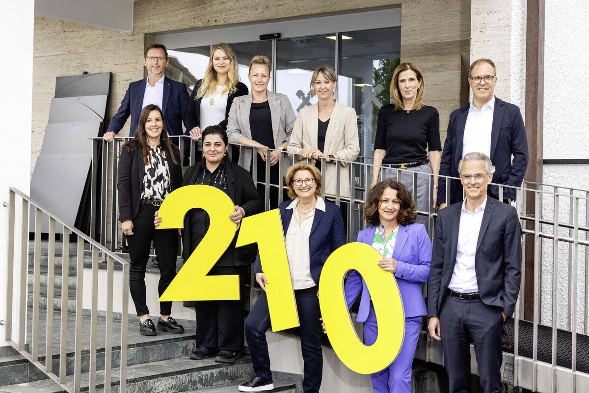 Im Mittelpunkt Die Raiffeisenbank Bodensee-Leiblachtal ehrt langjährige Mitarbeiter für ihre Treue und ihren Einsatz. Die Jubilare, die in den Bereichen Kundenservice, Private Banking, Marketing und Compliance arbeiten, sind seit zehn, zwanzig, 25 oder 35 Jahren Teil der Genossenschaftsbank und bringen es insgesamt auf 210 Dienstjahre. fasching